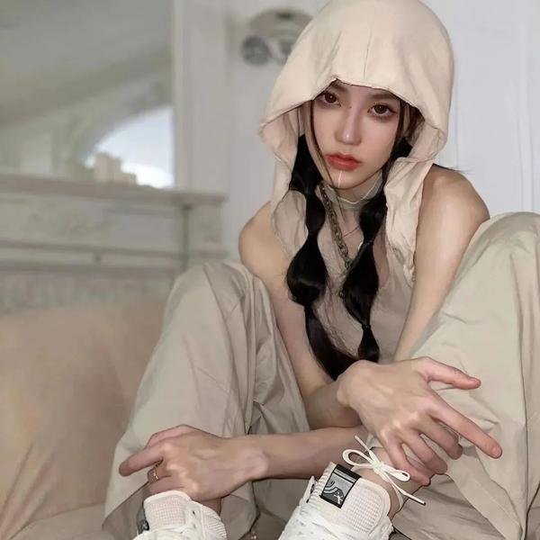 年轻女人